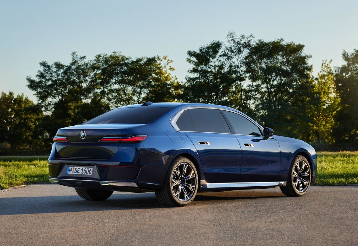 2025 BMW 7 Serisi 740Ld xDrive 3.0 300 HP M Excellence Steptronic Özellikleri - bagajhacmi.com